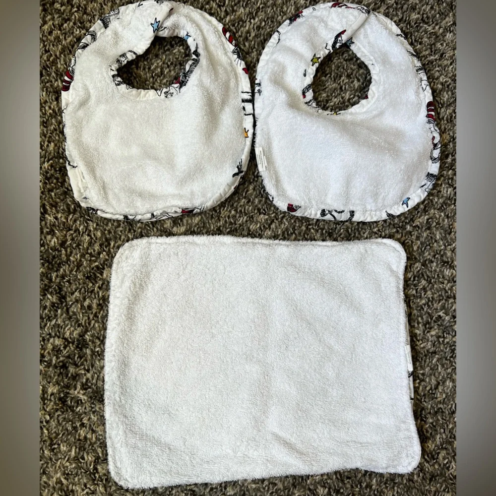 Trend Lab Baby Dr Seuss Cat‎ In The Hat Bundle 2 Bibs 1 Burp Cloth